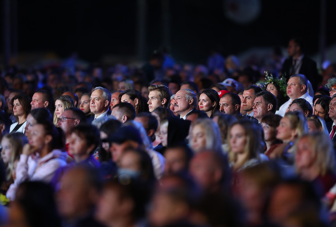Лукашенко "собрал друзей" в Александрии, а за спиной — охранник