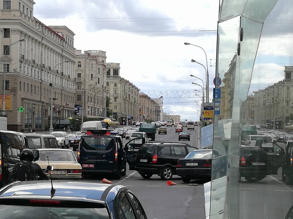 Аварыя ў цэнтры Мінска: два легкавікі не падзялілі праспект Незалежнасці