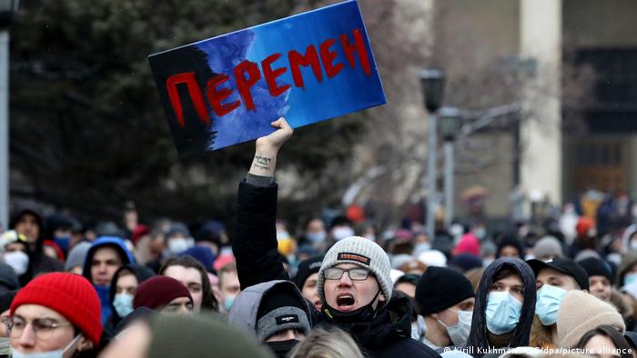 “Мы здесь власть”, хороводы, деанон: сравниваем российский протест с белорусским