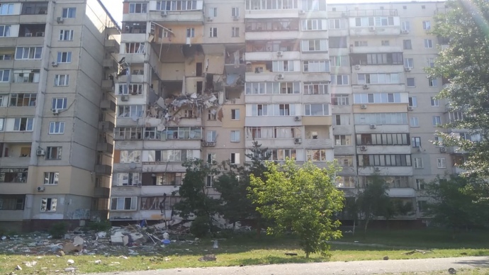 В киевской девятиэтажке прогремел взрыв, под завалами могли остаться люди
