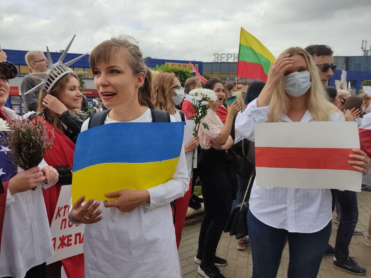 "От любви до ненависти один автозак": в Минске проходит женский марш 