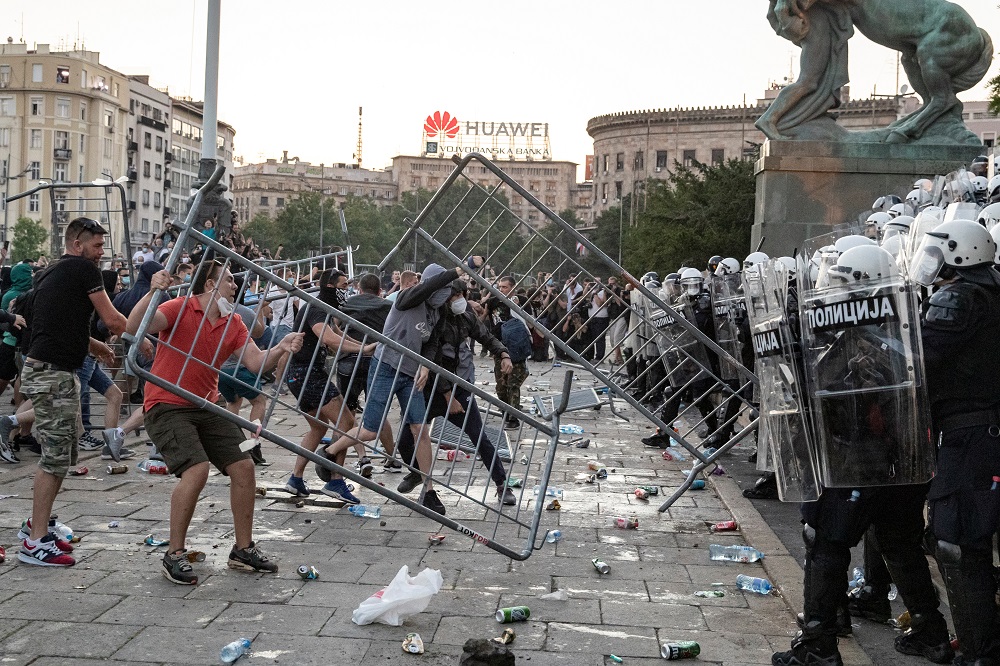Беспорядки против карантина: что происходит в Сербии