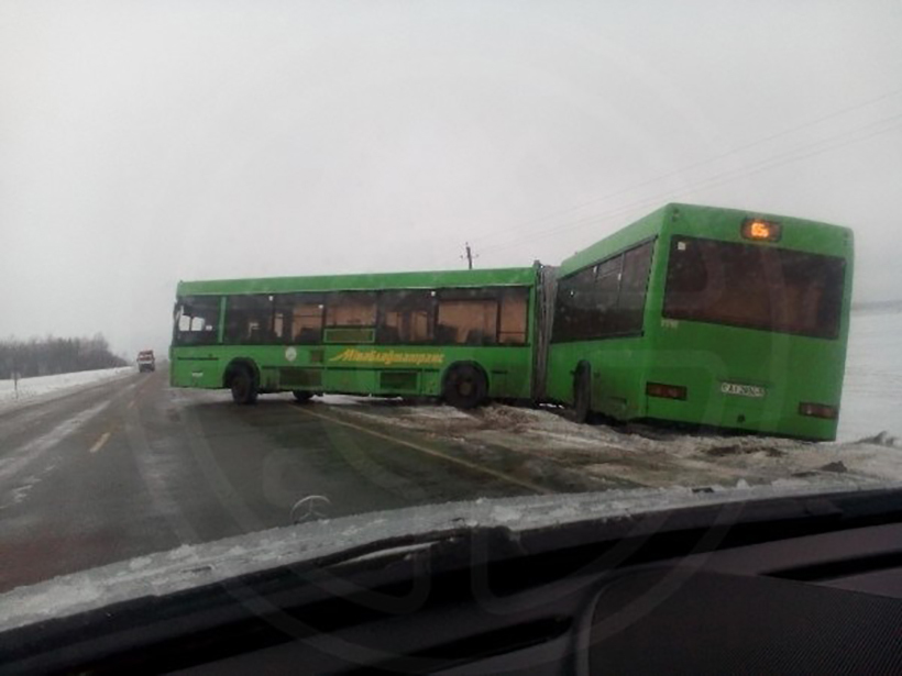 Пад Салігорскам сутыкнуліся два аўтобусы, ёсць пацярпелыя (фота)