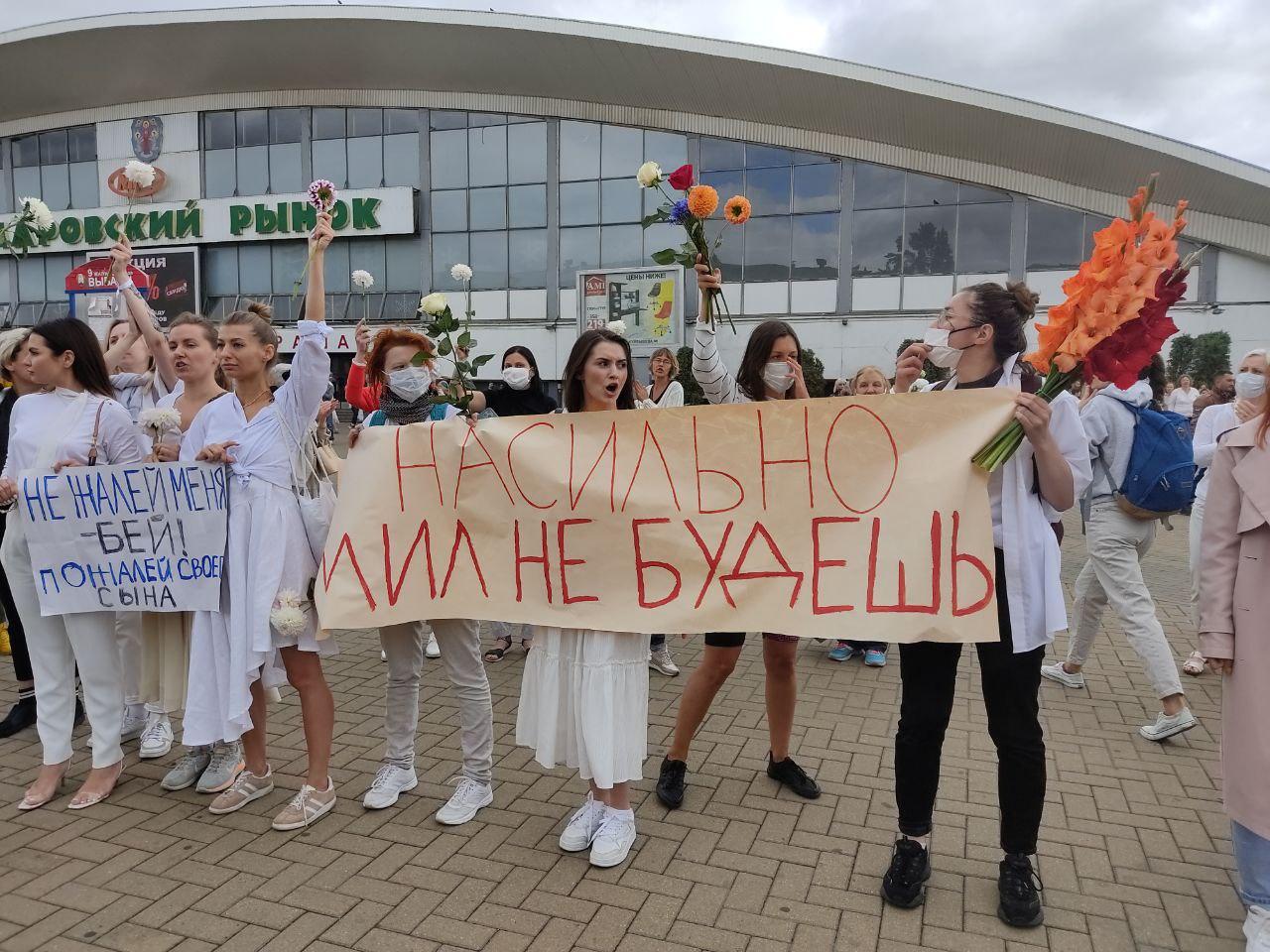 Каля Камароўкі выйшлі на акцыю 250 жанчын у белай вопратцы
