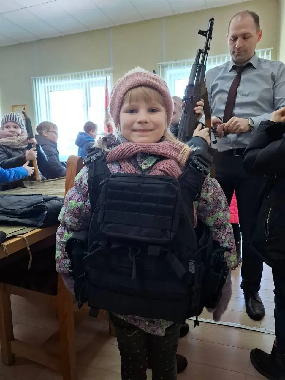 У "Дзень творчасці" міліцыянты раздалі дзецям зброю і кайданкі