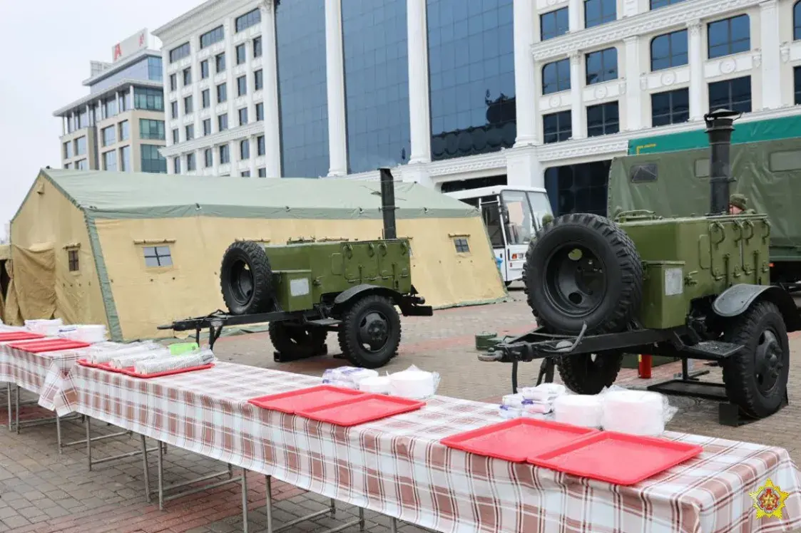 На Кастрычніцкую плошчу Мінска вывелі вайсковую тэхніку