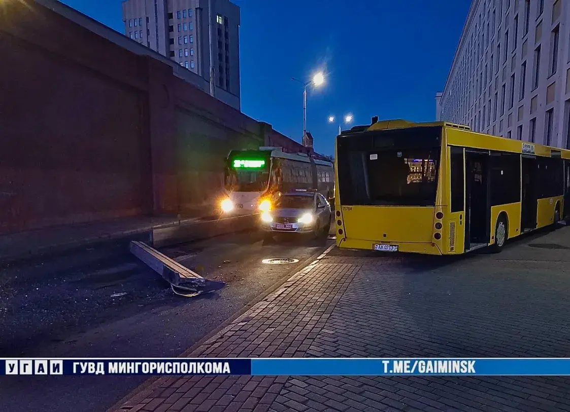 У цэнтры Мінска кіроўца аўтобуса пераблытаў педалі і выехаў на тратуар