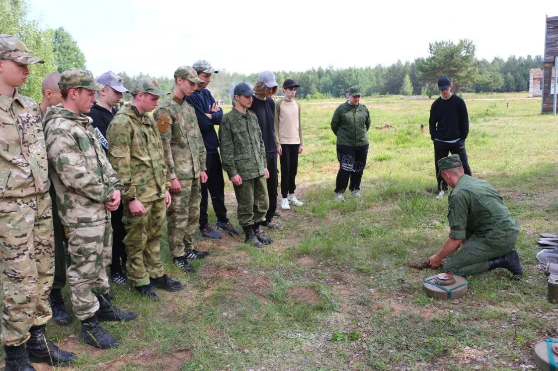 Слонімскіх школьнікаў вучылі штурмаваць акопы