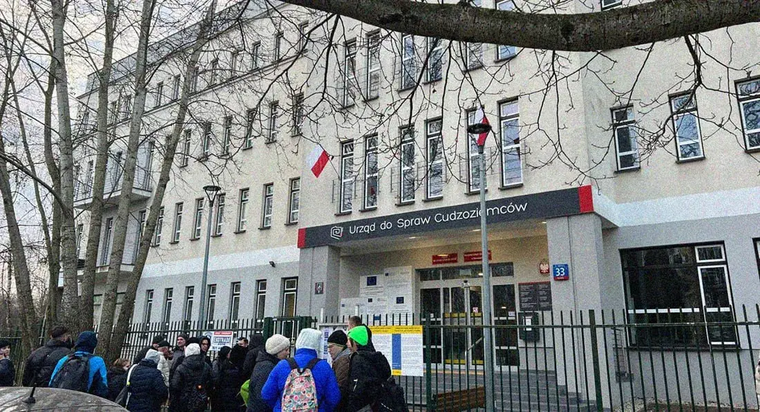 Бизнес на очередях: почему белорусам в Варшаве сложно податься на беженство