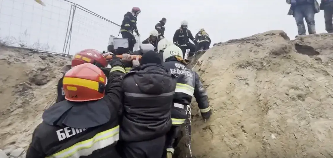 У Пухавіцкім раёне з трубы пад дарогай ратавальнікі выцягвалі мужчыну