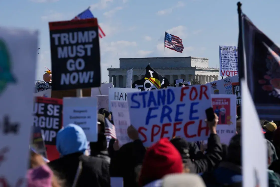 В США прошли многотысячные митинги против Дональда Трампа