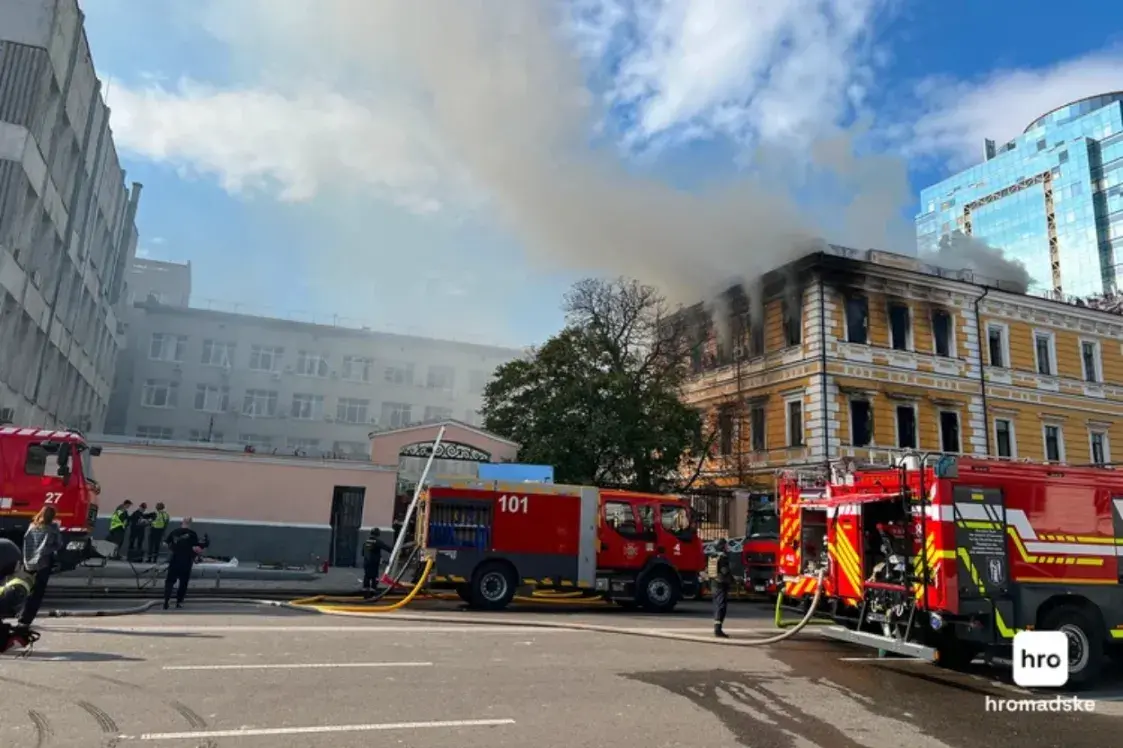 Расійскі дрон атакаваў будынак НАН Украіны, людзі ратаваліся ад агню праз вокны