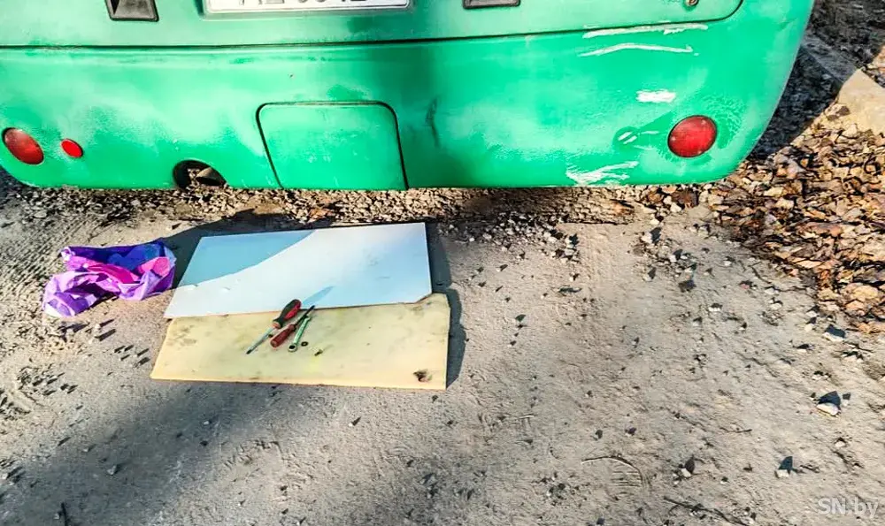 У Светлагорску каля дзіцячага садка аўтобус трапіў у "пастку"