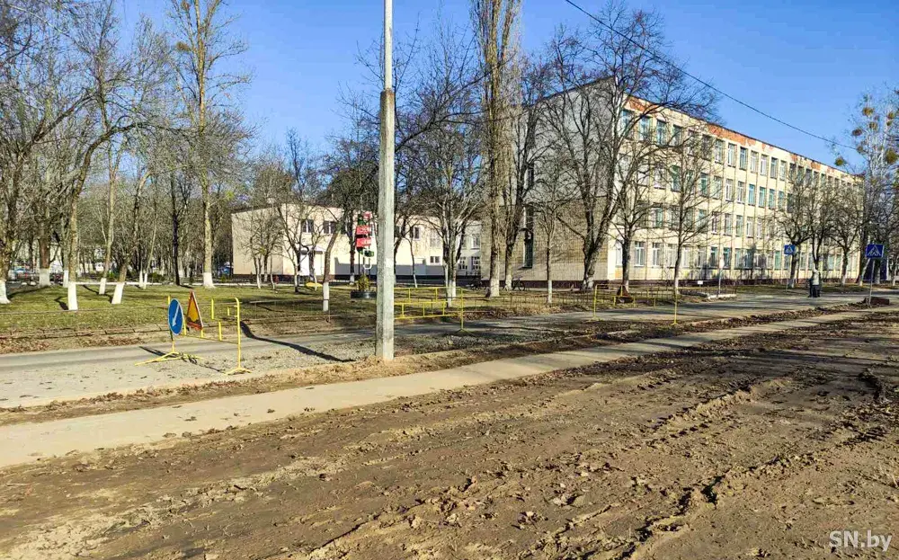 У Светлагорску каля дзіцячага садка аўтобус трапіў у "пастку"