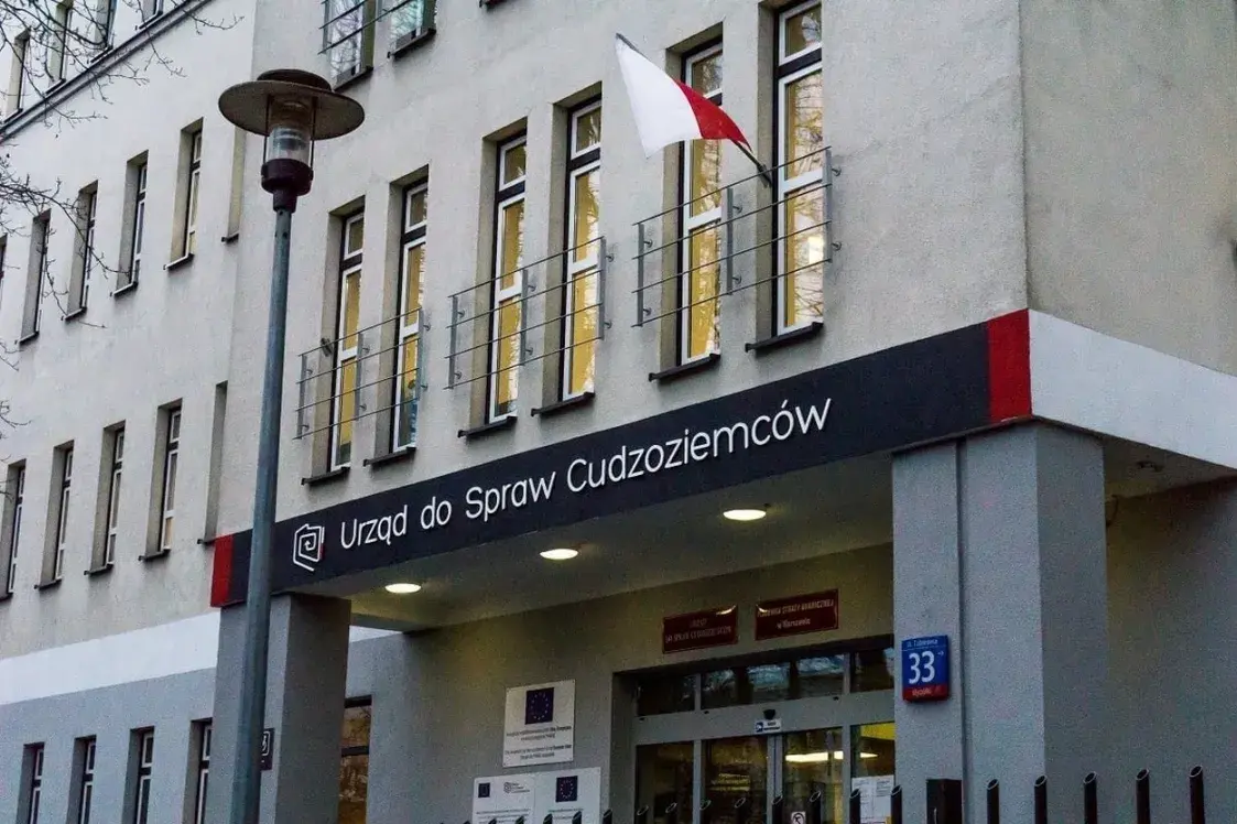 Бизнес на очередях: почему белорусам в Варшаве сложно податься на беженство