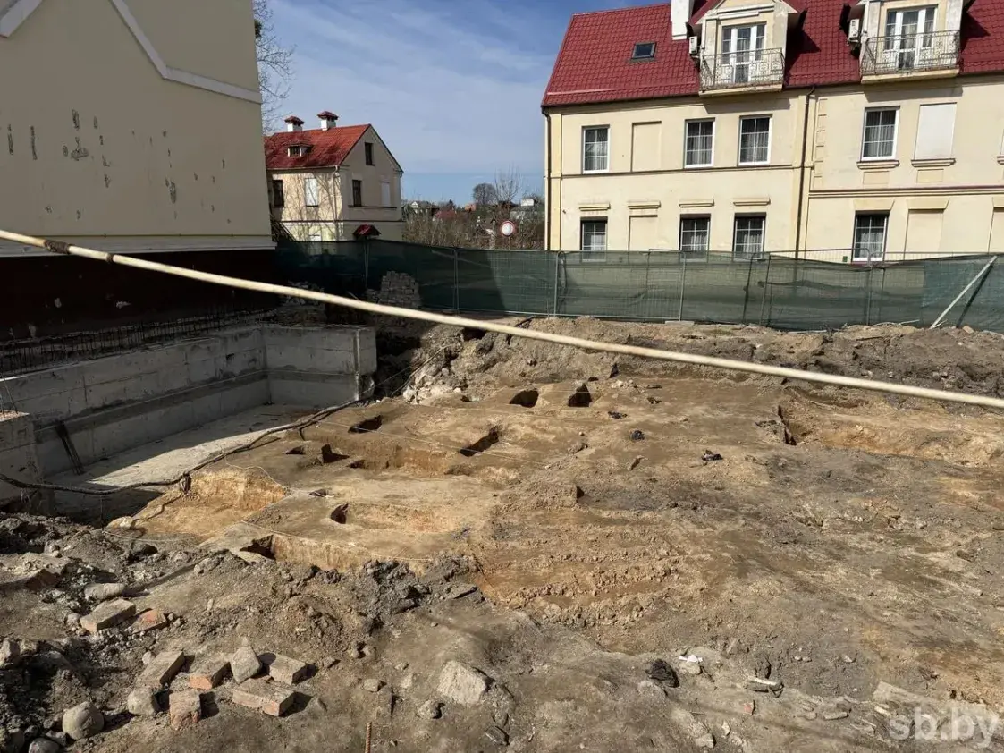 У цэнтры Гродна знайшлі 500-гадовыя могілкі са скарбамі старажытнага горада