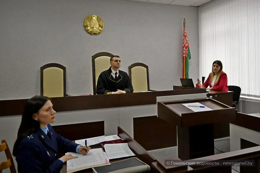 У Гомелі судзілі жанчыну, якая выкінула з 5-га паверха сабаку