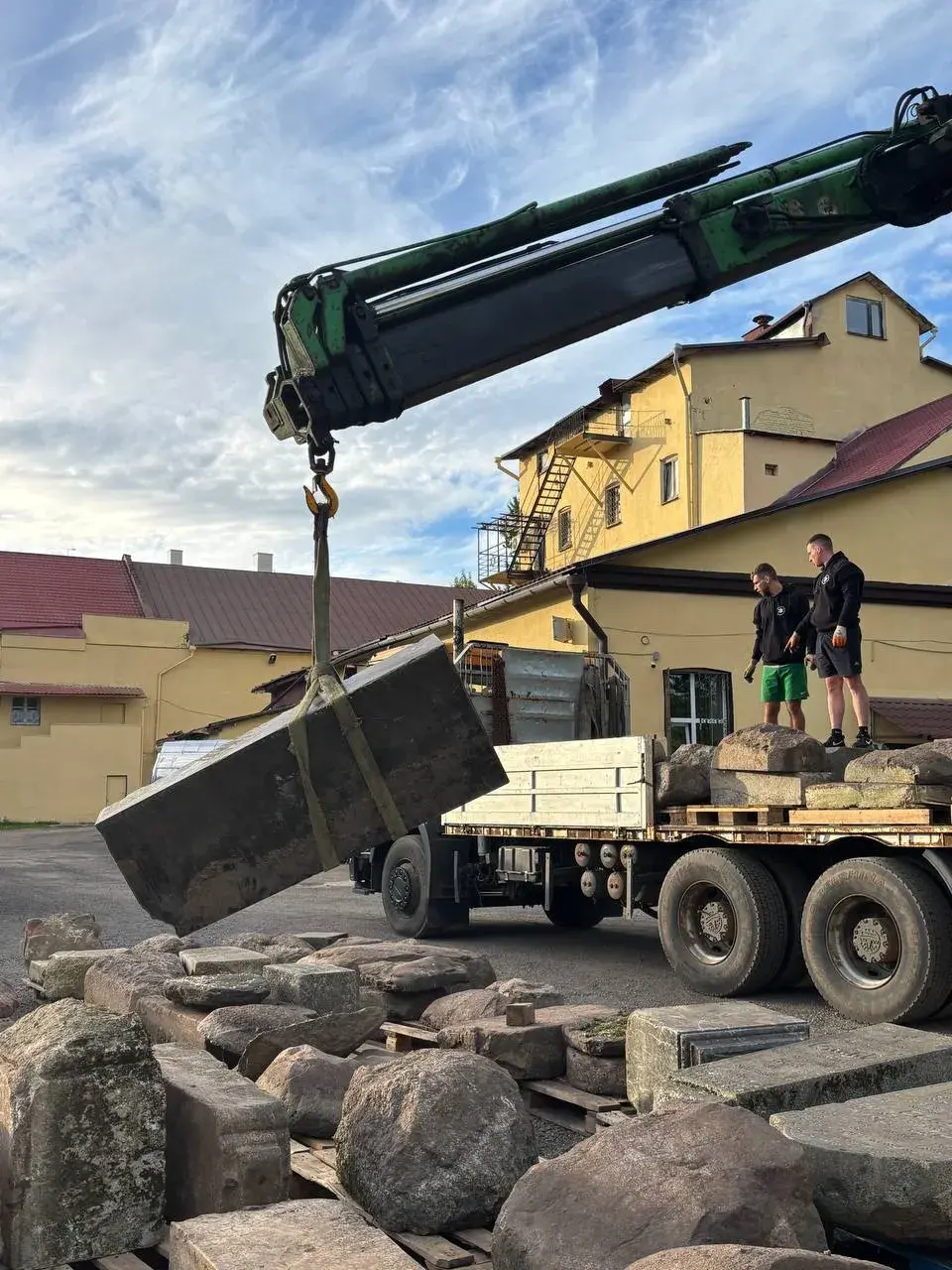 З былых габрэйскіх могілак у Мінску прыбралі 250 надмагілляў, але абяцаюць вярнуць
