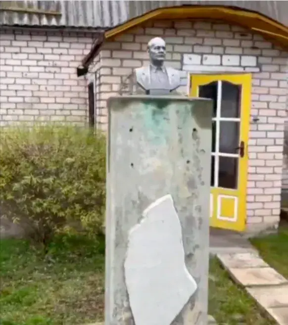Знішчаны бюст Ларысы Геніюш, часова заменены на іншы / t.me/grodno_specnaz2