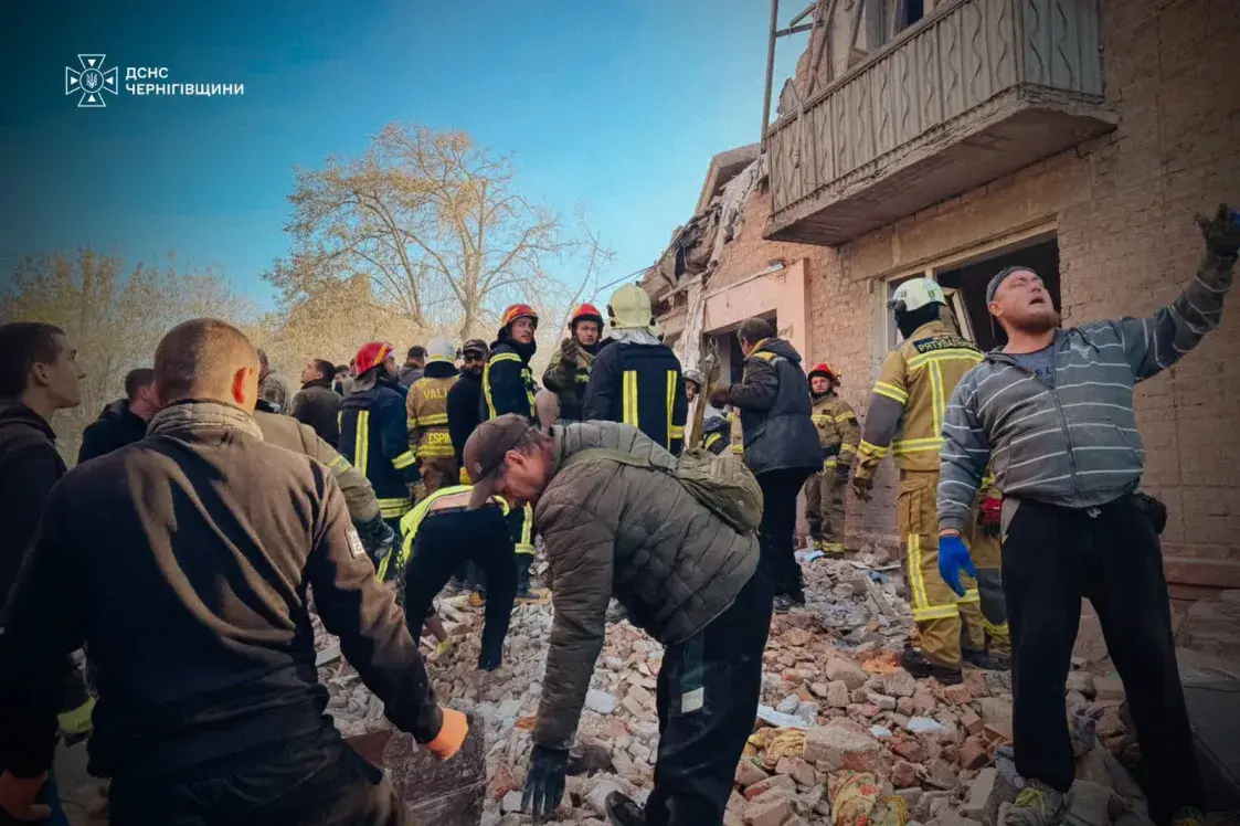 Расіяне разбамбілі жылы пяціпавярховік пад Чарнігавам, загінулі пяць чалавек