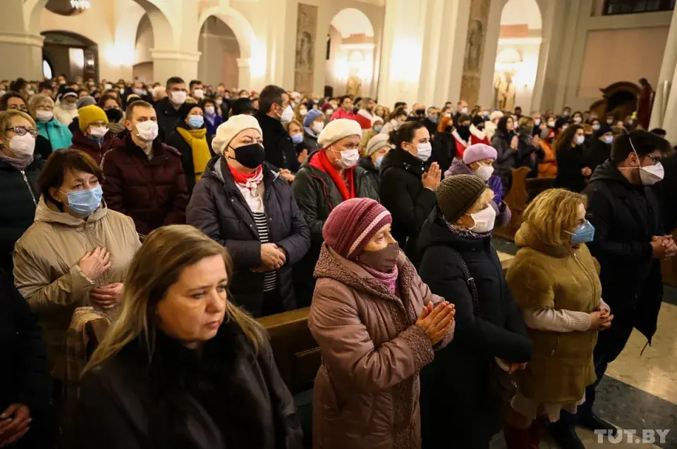 У Мінску сотні людзей прыйшлі на імшу па памерлым Рамане Бандарэнку