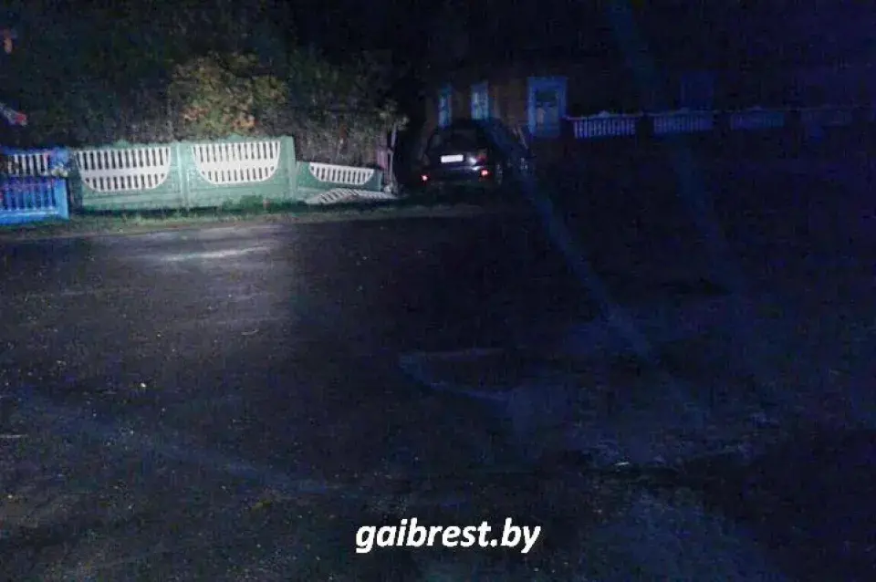 Кіроўца "Мерсэдэса" ў Іванаўскім раёне ўрэзаўся ў дом