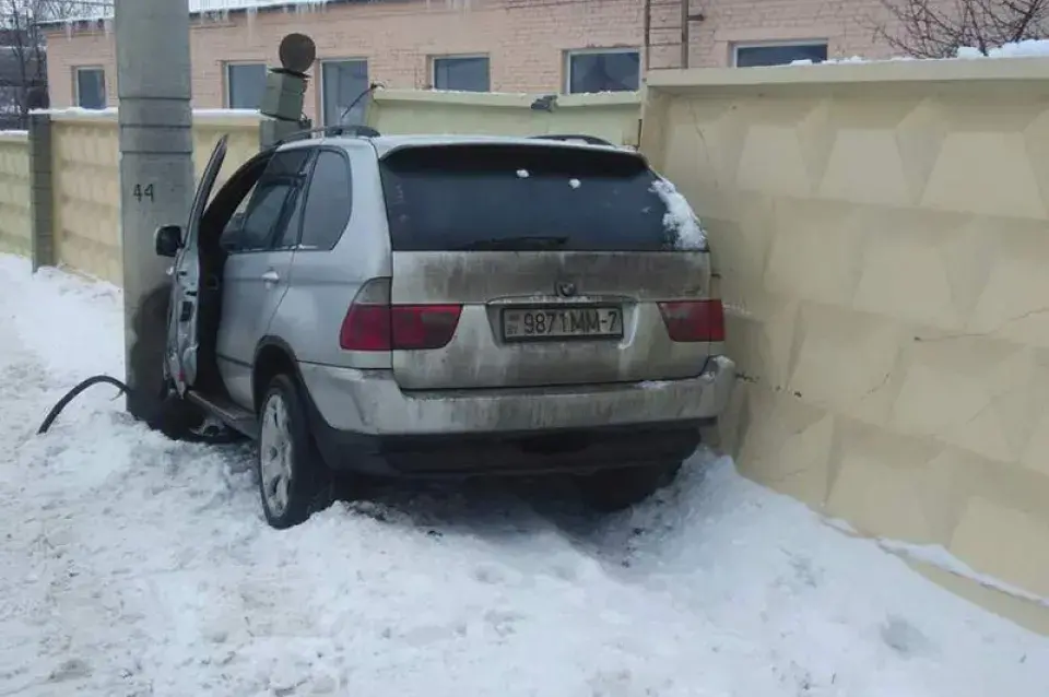 У Мінску BMW X5 вылецеў з дарогі і захрас паміж слупом і плотам (фота)