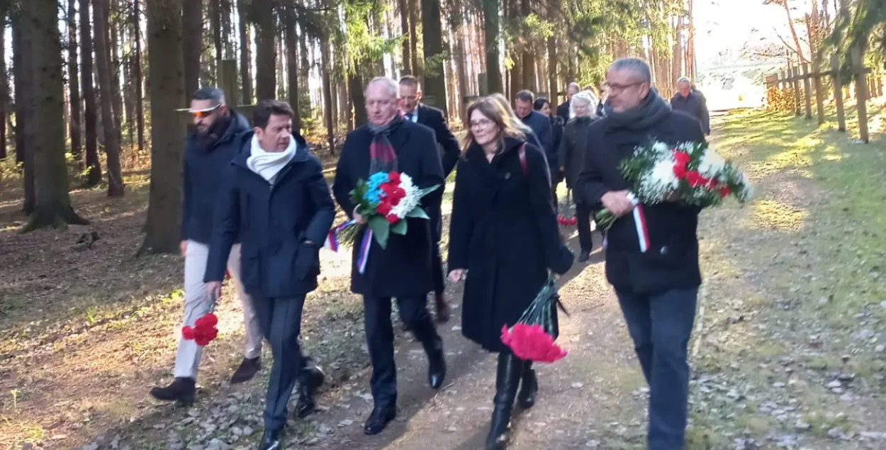 Дыпламаты ў Курапатах / https://www.facebook.com/EUinBelarus/
