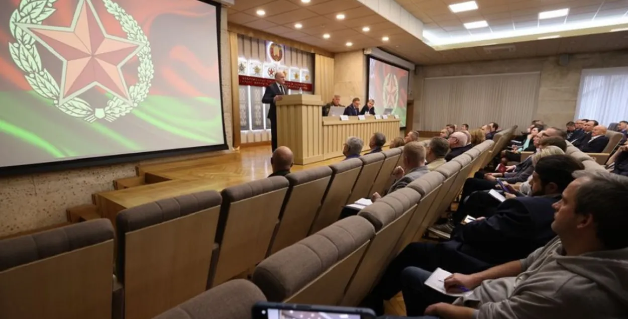 Иван Тертель выступает в Центральном доме офицеров в Минске / БЕЛТА
