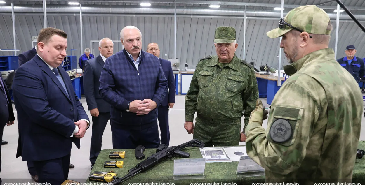 Лукашэнка: А чаму студэнтаў не навучыць з аўтамата стрэльнуць? 