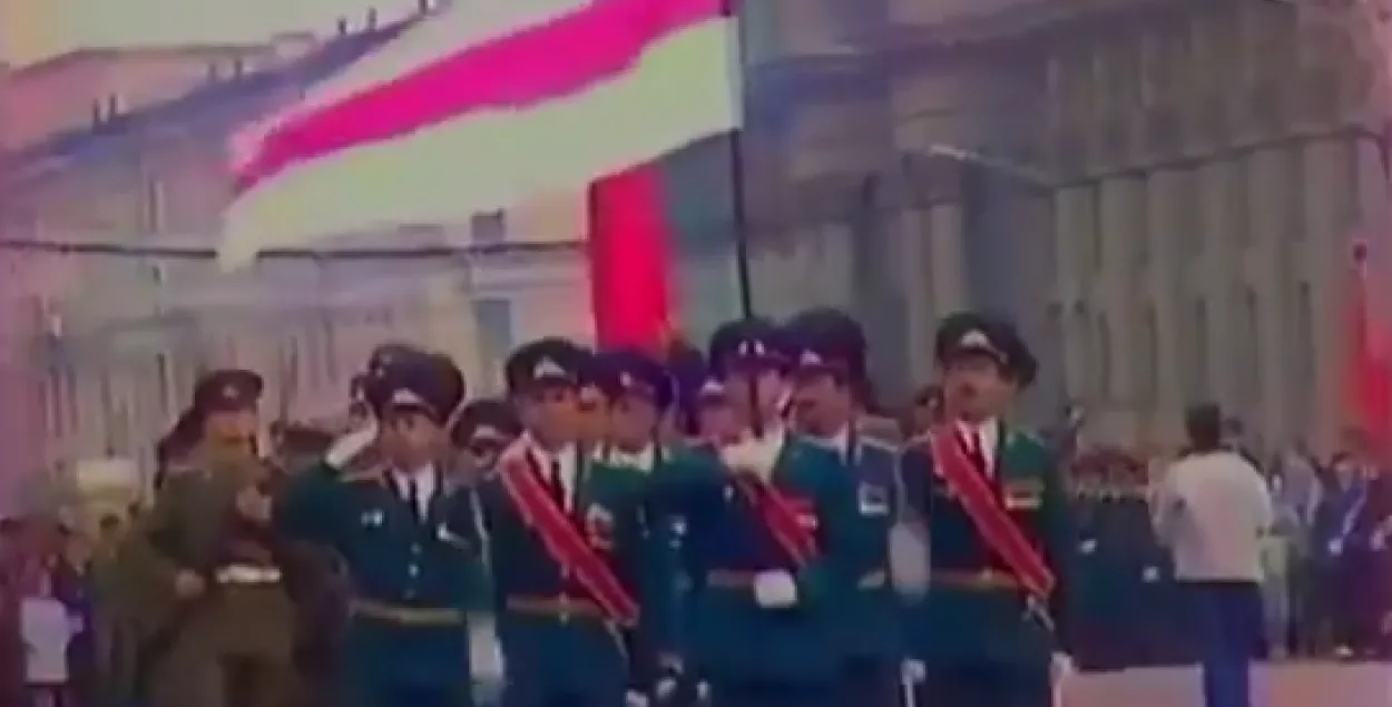Як беларускія вайскоўцы маршыравалі пад бел-чырвона-белым сцягам