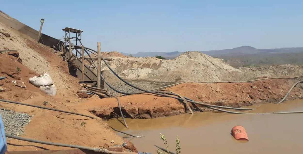 Polluted Mutare River / twitter.com/PacheduZW
