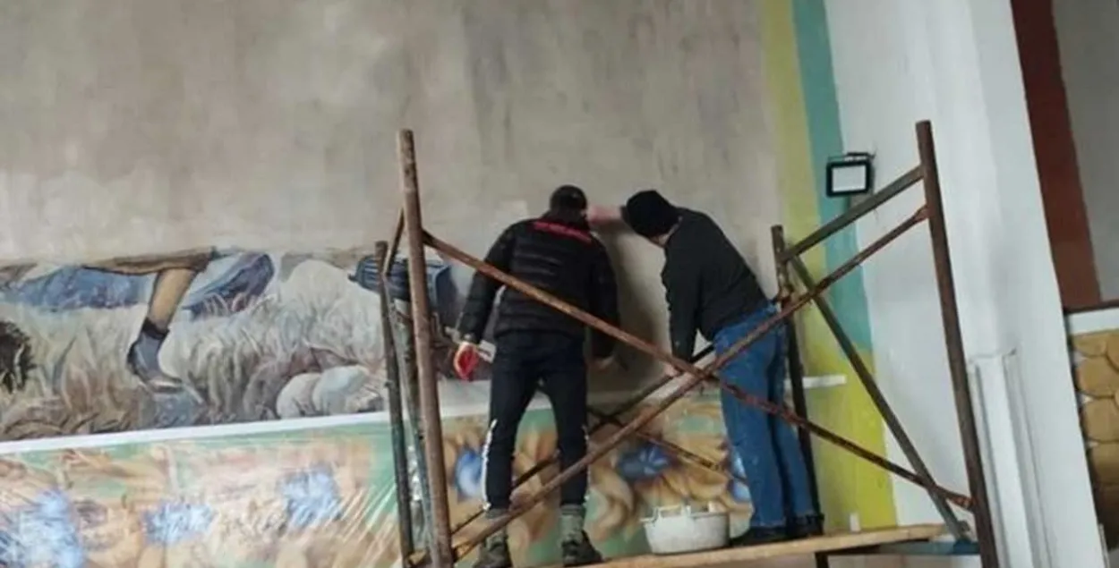 Фреску закрашивают / facebook.com
