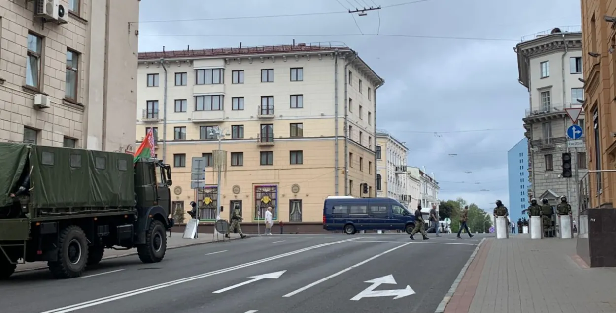 На минских улицах — снова спецтехника и силовики со щитами