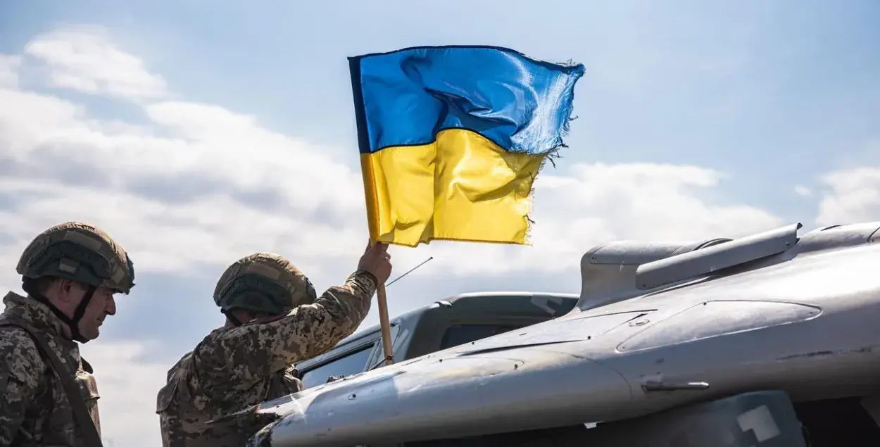 Украінскі сцяг на фронце / t.me/V_Zelenskiy_official/
