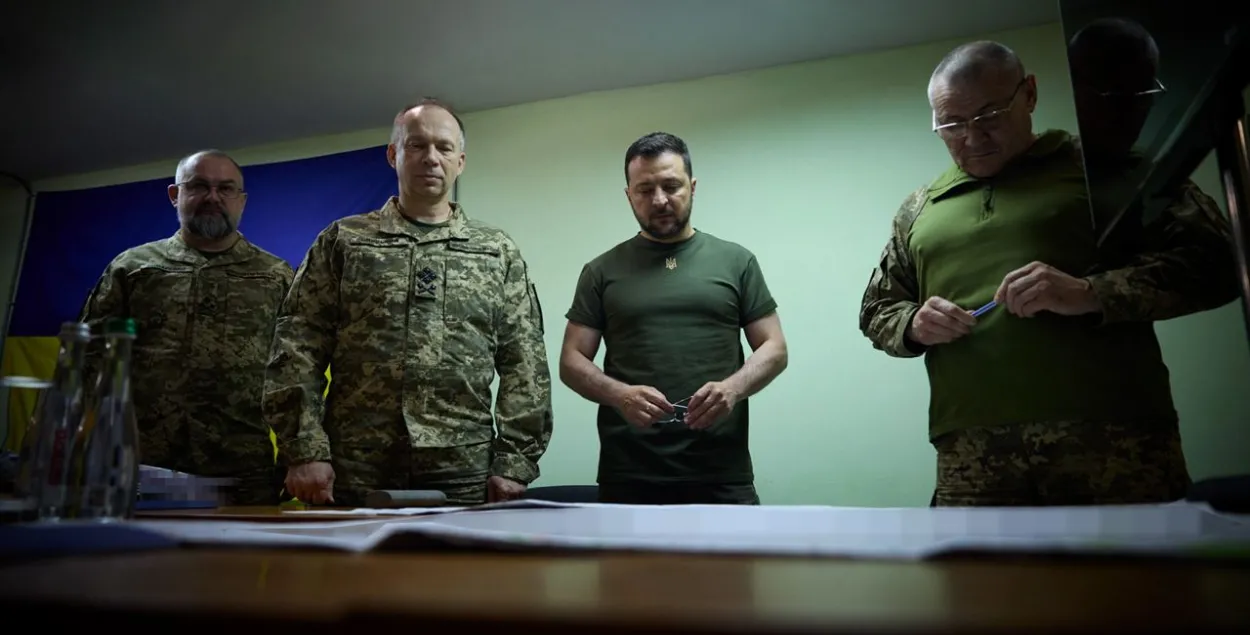 "Важная сустрэча". Уладзімір Зяленскі з генераламі, сярод якіх камандуючы Сухапутнымі войскамі Аляксандр Сырскі / t.me/V_Zelenskiy_official/
