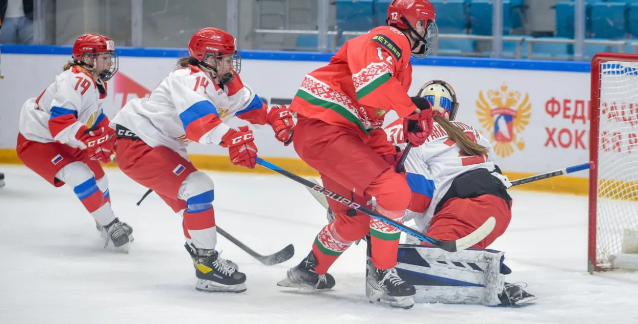 Фрагмент гульні беларусаў і расіянак / belarushockey.com
