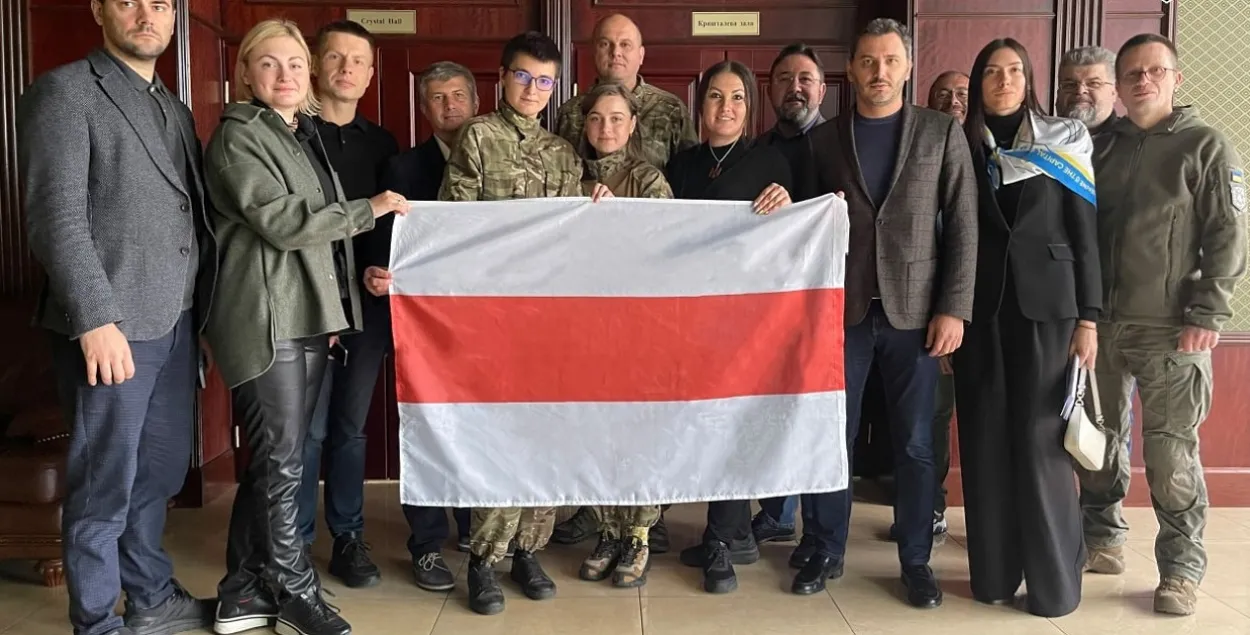 Украінскія дэпутаты і беларускія добраахвотнікі. Аляксей Ганчарэнка трэці злева / t.me/belwarriors
