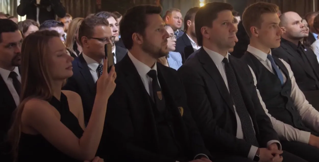 Коля Лукашэнка на цырымоніі закрыцця шостага сезона ў чэмпіянаце Беларусі па хакеі / "Трыбуна"