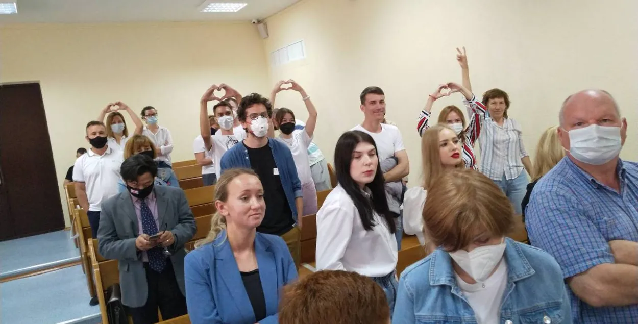 Некоторые присутствующие в зале суда показывали Виктору Бабарико "сердце" / @viktarbabarykaofficial​