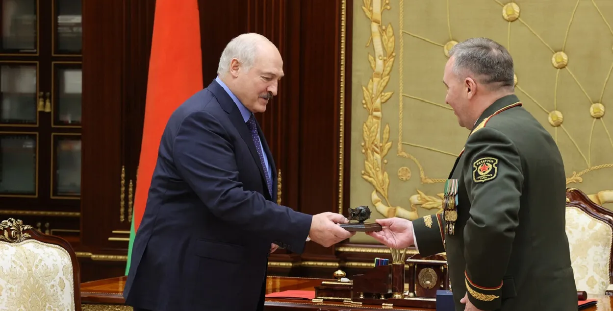 Подарок от министра обороны / president.gov.by
