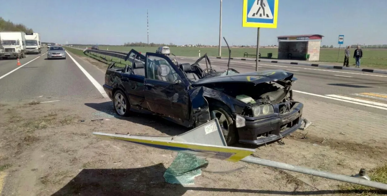 На Брэстчыне на аўтадарозе М-1 сутыкнуліся тры аўтамабілі, ёсць загінулы
