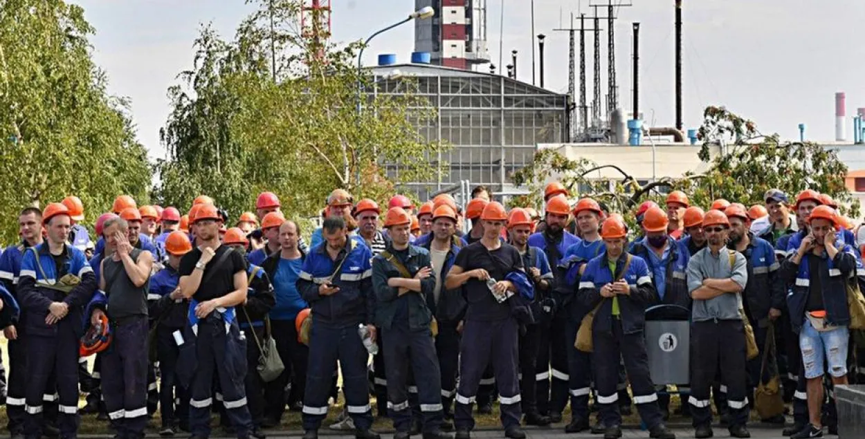 Рабочыя ля прахадной "Гродна Азота" ў кастрычніку 2020 года / Deutsche Welle