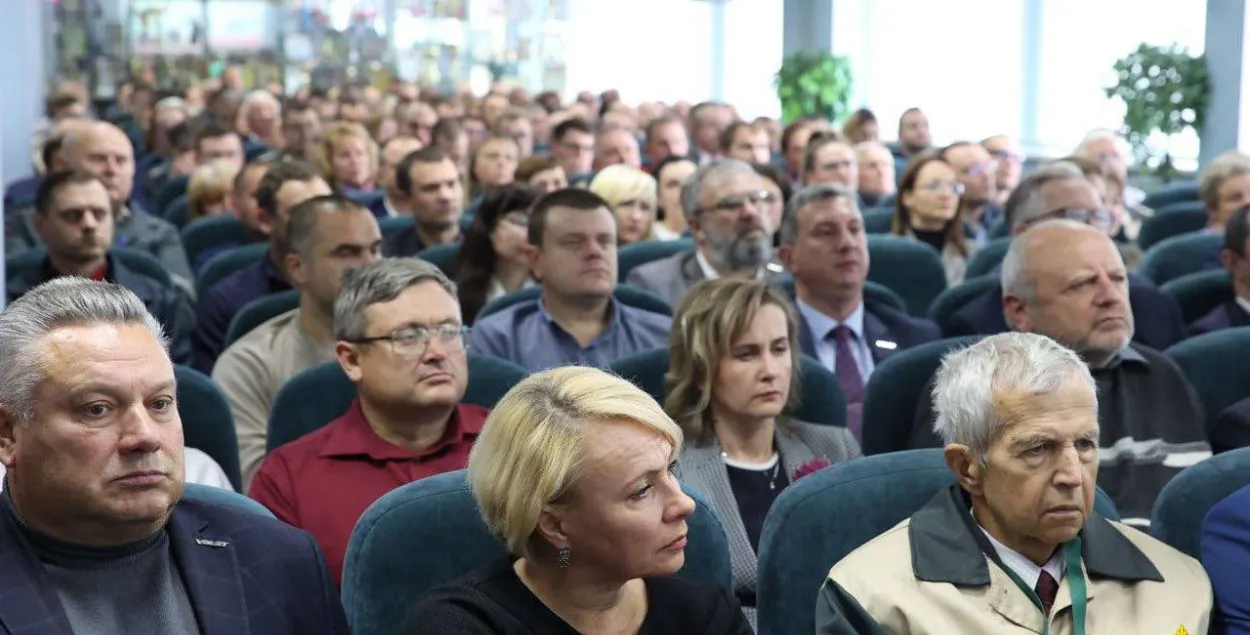 Работники Минского завода колесных тягачей слушают, "откуда на Беларусь готовилось нападение" / t.me/modmilby
