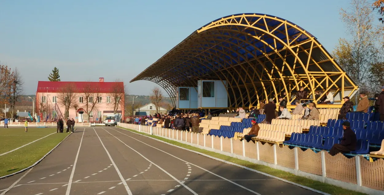 Болельщики на слонимском стадионе "Юность" / railwayz.info​