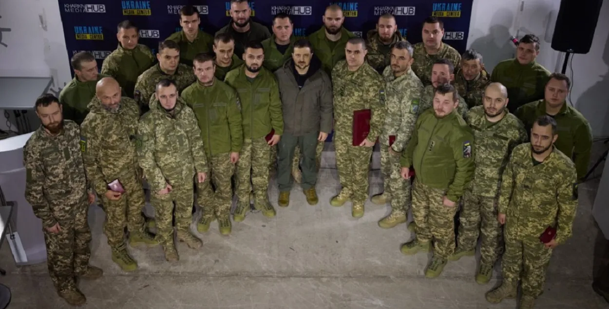 Владимир Зеленский среди украинских военных / president.gov.ua
