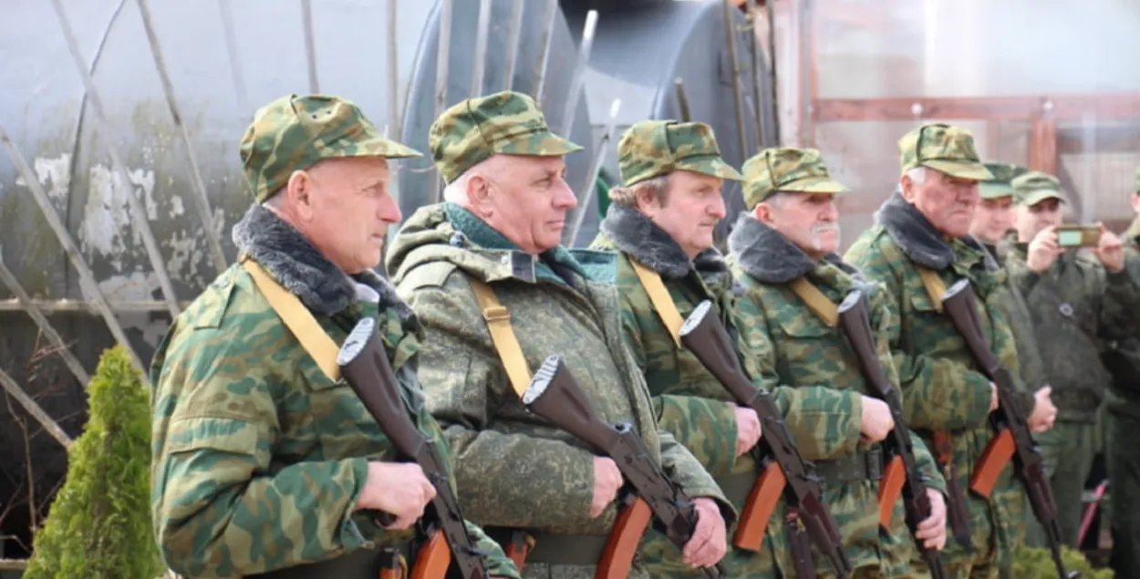 Байцы "народнага апалчэння" на фотасэсіі / novgazeta.by
