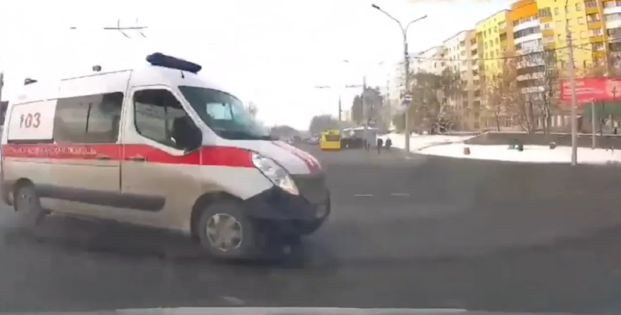 "Скорая" за мгновение до столкновения / Скриншот из видео ГАИ
