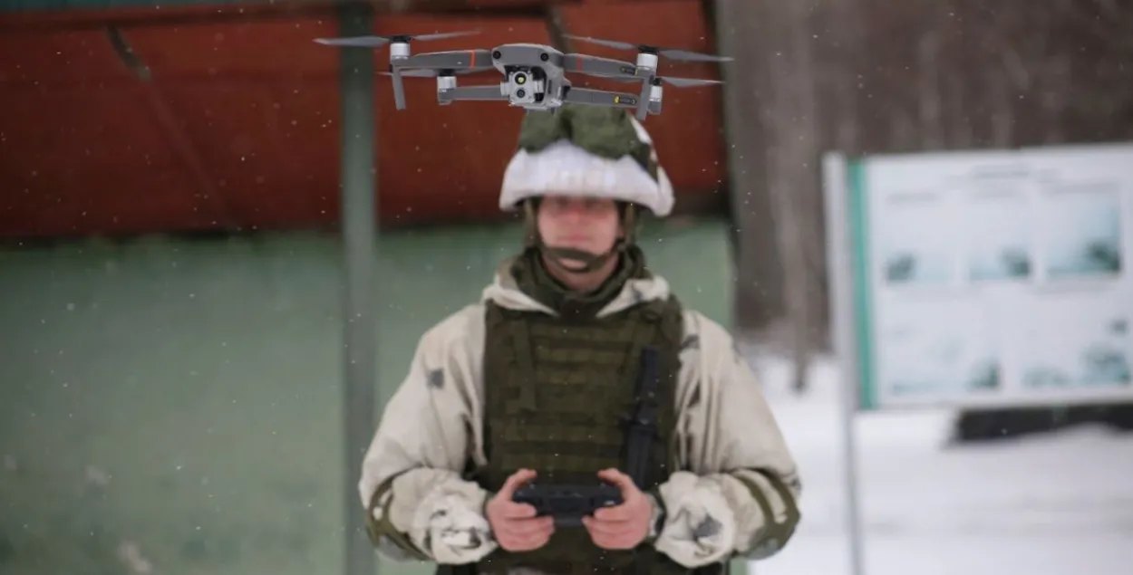 A Belarusian soldier with a drone / t.me/modmilby/

