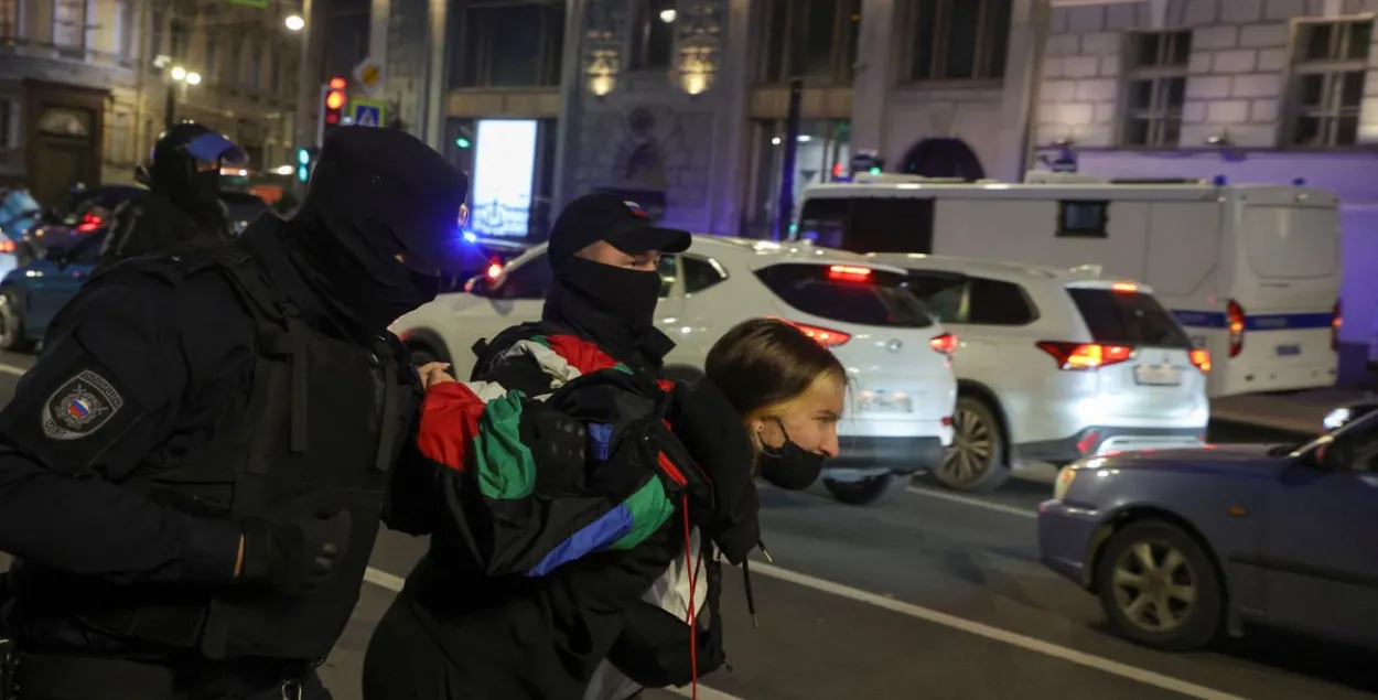 Затрыманне ўдзельніцы пратэснай акцыі ў Санкт-Пецярбургу, 21 верасня 2022-га / reuters.com
